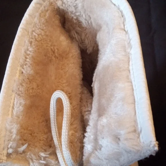 Lugz Women's White and Tan Winter Boots 9 - Picture 8 of 8